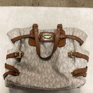 Used Michael kors purse ints been used a bit but nothing wrong with it